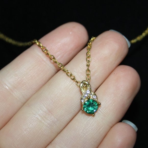 Vintage gold and emerald green necklace 18"